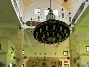 Mushaf Al-Quran terbuka di atas rehal di dalam masjid