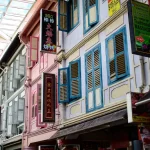 Deretan rumah toko berwarna-warni di Chinatown, Singapura