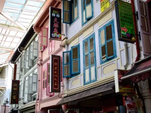 Deretan rumah toko berwarna-warni di Chinatown, Singapura