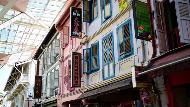 Deretan rumah toko berwarna-warni di Chinatown, Singapura