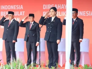 Jajaran pimpinan Otoritas Jasa Keuangan mengikuti upacara peringatan HUT ke-81 Kemerdekaan RI, Senin (17/8/2026).
