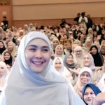Oki Setiana Dewi bersama jemaah kajian di Palembang