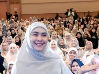 Oki Setiana Dewi bersama jemaah kajian di Palembang