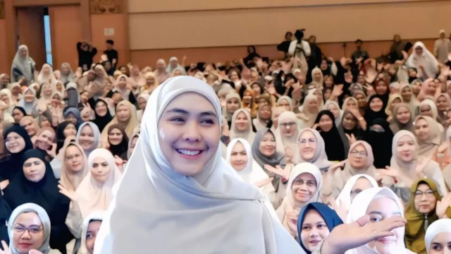 Oki Setiana Dewi bersama jemaah kajian di Palembang