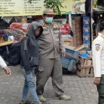 Petugas gabungan menertibkan PKL dan menjangkau PPKS di Kebayoran Lama