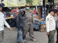 Petugas gabungan menertibkan PKL dan menjangkau PPKS di Kebayoran Lama