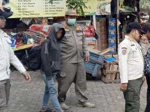 Petugas gabungan menertibkan PKL dan menjangkau PPKS di Kebayoran Lama