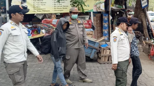 Petugas gabungan menertibkan PKL dan menjangkau PPKS di Kebayoran Lama