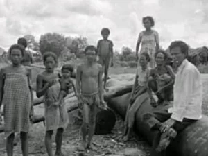 Sekelompok orang Sakai berdiri di sekitar pipa minyak Caltex di Kota Duri pada 1973