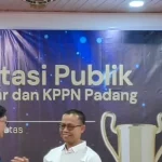 Penyerahan penghargaan Terbaik I KPPN Padang Awards kepada Padang Pariaman
