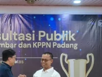 Penyerahan penghargaan Terbaik I KPPN Padang Awards kepada Padang Pariaman