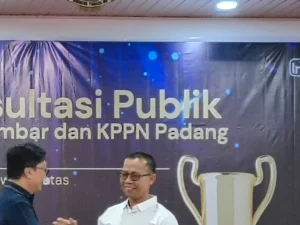 Penyerahan penghargaan Terbaik I KPPN Padang Awards kepada Padang Pariaman