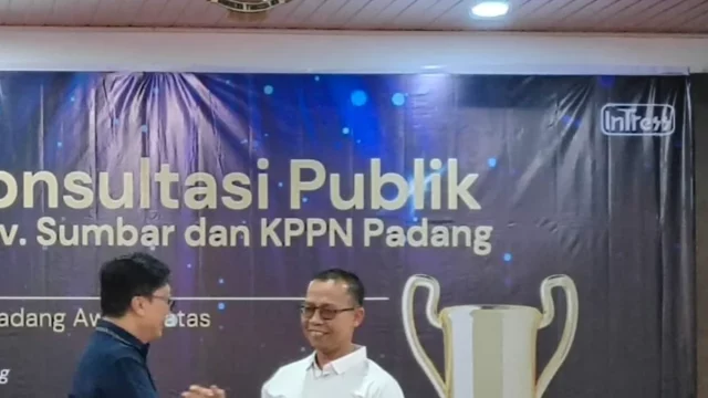 Penyerahan penghargaan Terbaik I KPPN Padang Awards kepada Padang Pariaman