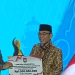 Delegasi Pemerintah Kota Padang menerima penghargaan Pengelolaan Sampah dari Kemendagri di Batam