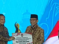 Delegasi Pemerintah Kota Padang menerima penghargaan Pengelolaan Sampah dari Kemendagri di Batam