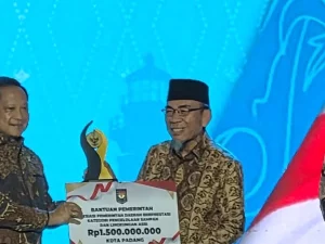 Delegasi Pemerintah Kota Padang menerima penghargaan Pengelolaan Sampah dari Kemendagri di Batam