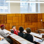 Ilustrasi suasana diskusi akademik di ruang kuliah, bukan foto Prof. Lita Tyesta