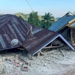 Rumah-rumah rusak di Pulau Flores, Nusa Tenggara Timur, setelah gempa bermagnitudo 7,7.