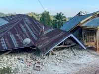Rumah-rumah rusak di Pulau Flores, Nusa Tenggara Timur, setelah gempa bermagnitudo 7,7.