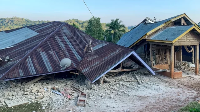 Rumah-rumah rusak di Pulau Flores, Nusa Tenggara Timur, setelah gempa bermagnitudo 7,7.