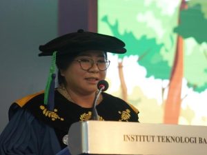 Guru Besar Ekologi SITH ITB Endah Sulistyawati menyampaikan paparan di Institut Teknologi Bandung.