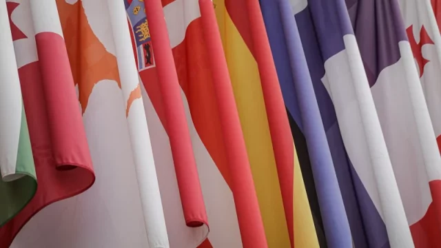 Deretan bendera negara dalam sebuah forum diplomatik
