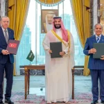 Erdogan, Mohammed bin Salman, dan Shehbaz Sharif memegang dokumen pakta pertahanan di Makkah
