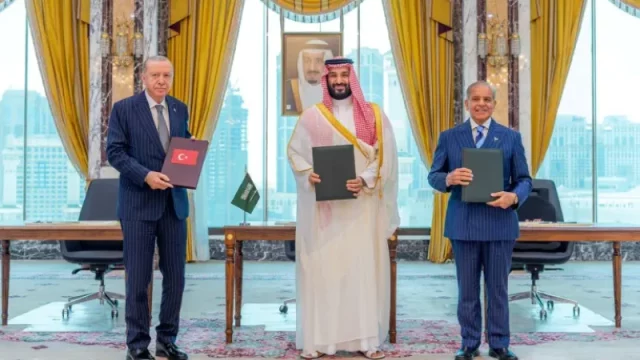 Erdogan, Mohammed bin Salman, dan Shehbaz Sharif memegang dokumen pakta pertahanan di Makkah