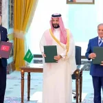 Presiden Turki Recep Tayyip Erdogan, Putra Mahkota Arab Saudi Mohammed bin Salman, dan Perdana Menteri Pakistan Shehbaz Sharif memegang dokumen perjanjian pertahanan bersama di Mekah, Jumat (7/8/2026)