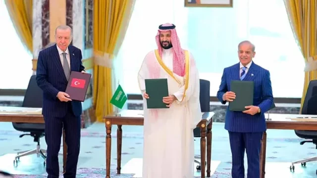 Presiden Turki Recep Tayyip Erdogan, Putra Mahkota Arab Saudi Mohammed bin Salman, dan Perdana Menteri Pakistan Shehbaz Sharif memegang dokumen perjanjian pertahanan bersama di Mekah, Jumat (7/8/2026)