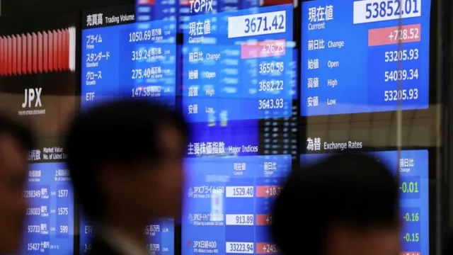 Papan elektronik indeks saham di Bursa Efek Tokyo, Jepang