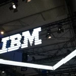 Papan nama IBM terpasang di sebuah gedung