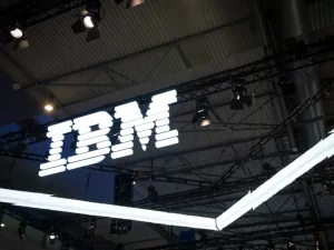 Papan nama IBM terpasang di sebuah gedung