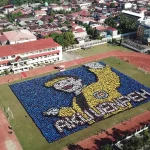 Formasi papermob mahasiswa baru UNP 2026 di Lapangan Atletik FIK UNP dilihat dari udara