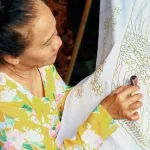 Ilustrasi perajin membatik dengan canting