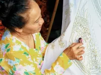 Ilustrasi perajin membatik dengan canting