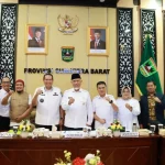 Wali Kota Pariaman Yota Balad memaparkan data ekonomi syariah di hadapan Gubernur Sumatera Barat