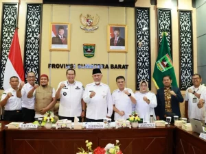 Wali Kota Pariaman Yota Balad memaparkan data ekonomi syariah di hadapan Gubernur Sumatera Barat