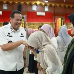 Wali Kota Pariaman Yota Balad menyalami mahasiswa penerima beasiswa Saga Saja Plus