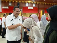 Wali Kota Pariaman Yota Balad menyalami mahasiswa penerima beasiswa Saga Saja Plus