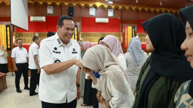 Wali Kota Pariaman Yota Balad menyalami mahasiswa penerima beasiswa Saga Saja Plus
