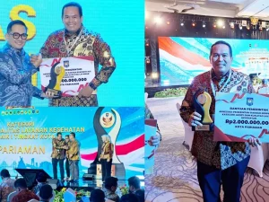 Wali Kota Pariaman Yota Balad menerima penghargaan Terbaik I Kategori Akses dan Kualitas Layanan Kesehatan