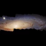 Mosaik memanjang Galaksi Andromeda memperlihatkan cakram spiral, jalur debu gelap, dan inti terang di tengahnya