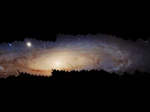 Mosaik memanjang Galaksi Andromeda memperlihatkan cakram spiral, jalur debu gelap, dan inti terang di tengahnya