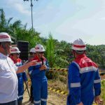 Menteri Lingkungan Hidup Moh Jumhur Hidayat meninjau lokasi pemulihan lahan terkontaminasi minyak di Wilayah Kerja Rokan