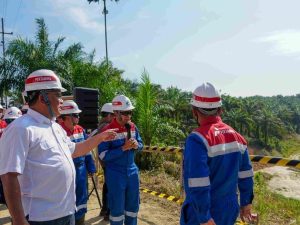 Menteri Lingkungan Hidup Moh Jumhur Hidayat meninjau lokasi pemulihan lahan terkontaminasi minyak di Wilayah Kerja Rokan