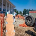 Petugas kesehatan bekerja di lokasi penanganan wabah Ebola