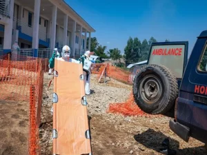 Petugas kesehatan bekerja di lokasi penanganan wabah Ebola