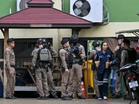 Polisi bersenjata berjaga di depan Sekolah Debsirin Nonthaburi, Distrik Bang Kruai, Thailand, lokasi penembakan yang menewaskan tujuh orang