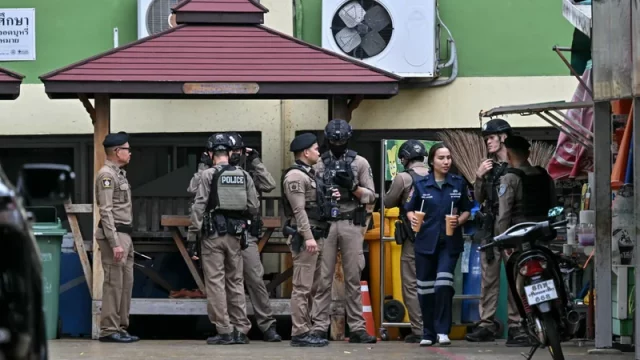 Polisi bersenjata berjaga di depan Sekolah Debsirin Nonthaburi, Distrik Bang Kruai, Thailand, lokasi penembakan yang menewaskan tujuh orang